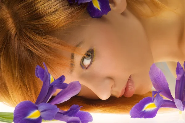 Beautiful Girl Face Laying Some Purple Flower — Stock Photo, Image