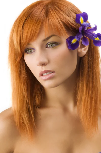 花と長い赤髪と美しい若いモデルの肖像画 — ストック写真