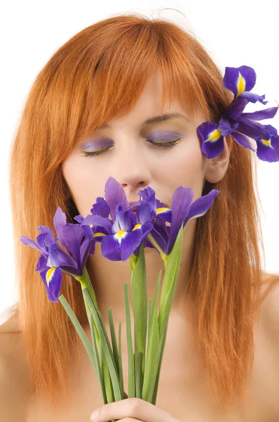 闭着眼睛 紫色的小花的美丽年轻模特的特写 — 图库照片