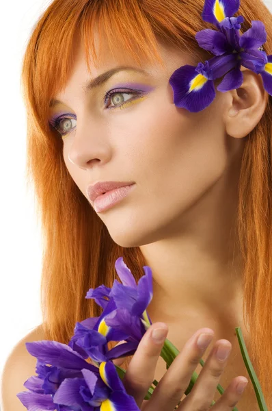 与花的新鲜和美丽的年轻模特的特写肖像 — 图库照片