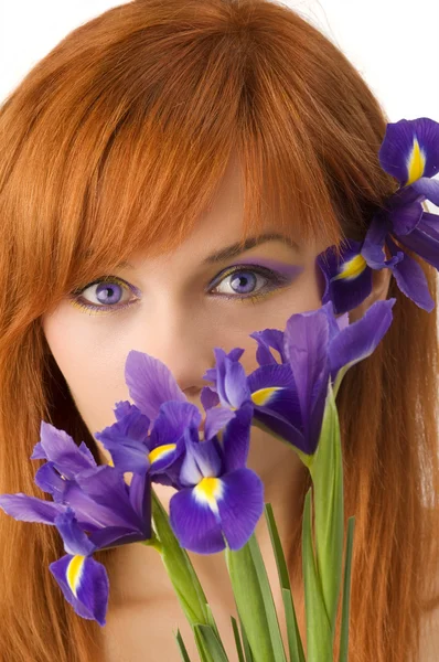 花の背後にある若い赤毛の女性 Hidding 顔の美しさの肖像画 — ストック写真