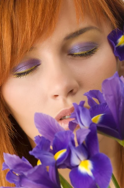 紫色化妆的年轻女人的特写闭合的眼睛和鲜花 — 图库照片