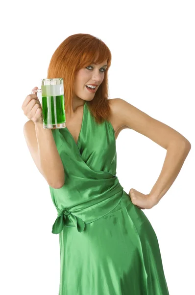 Red Επικεφαλής Κορίτσι Στο Πράσινο Φόρεμα Και Ποτήρι Της Μπύρας — Φωτογραφία Αρχείου