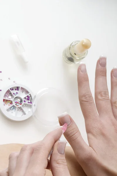 Junge Frau Lackiert Ihre Fingernägel Einer Art Nagelkunst — Stockfoto