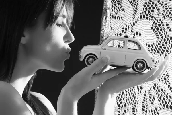 Nice Young Brunette Kissing Italian Style Car Fiat 500 — Stock Photo, Image