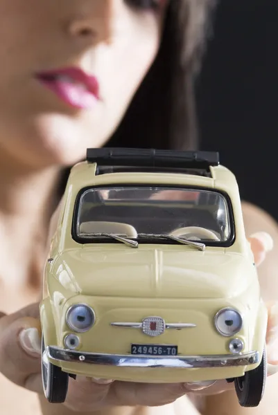 Ωραίο Και Νεαρή Μελαχρινή Αναπαράγω Ένα Ιταλικό Στυλ Αυτοκινήτων Fiat — Φωτογραφία Αρχείου