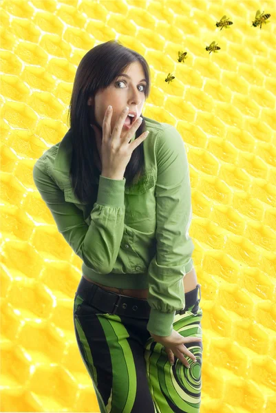 Mooi Meisje Met Gekleurde Kleding Bijen Komen — Stockfoto