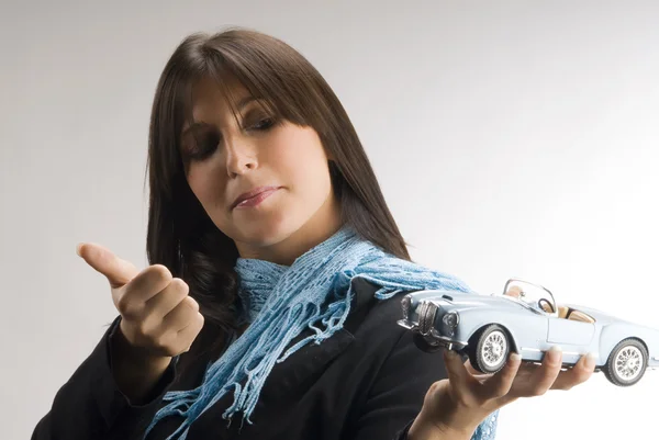 Молодая Элегантная Женщина Интересом Смотрит Модель Автомобиля Lancia — стоковое фото