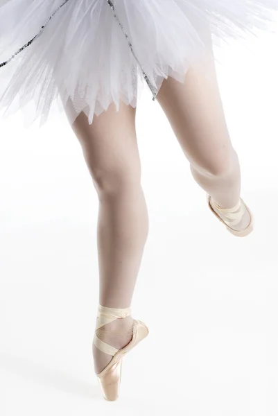 Χορεύτρια Μια Λευκή Φούστα Λευκό Φόντο — Φωτογραφία Αρχείου