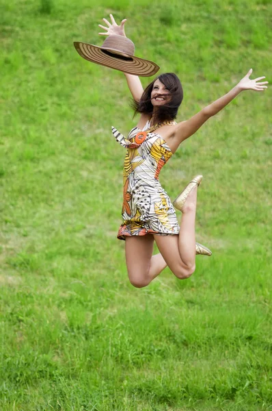 Молодая Спортсменка Цветном Платье Соломенной Шляпе Прыгает Поле — стоковое фото