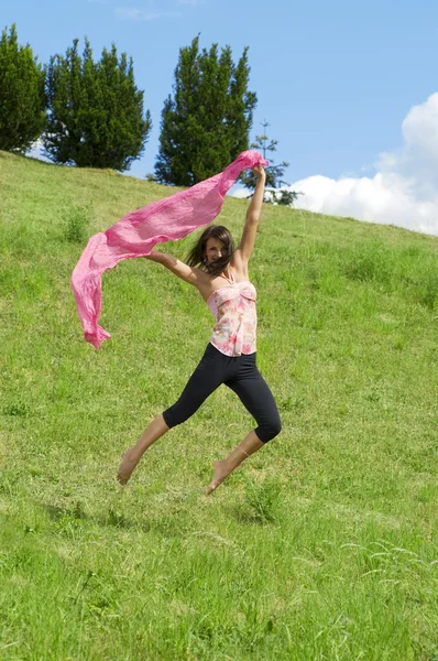 Linda Morena Saltando Aire Libre Con Material Rosa Sus Manos — Foto de Stock