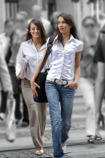 Dwóch Młodych Kobiet Między Tłum Przez Jezdnię Centrum Miasta — Zdjęcie stockowe