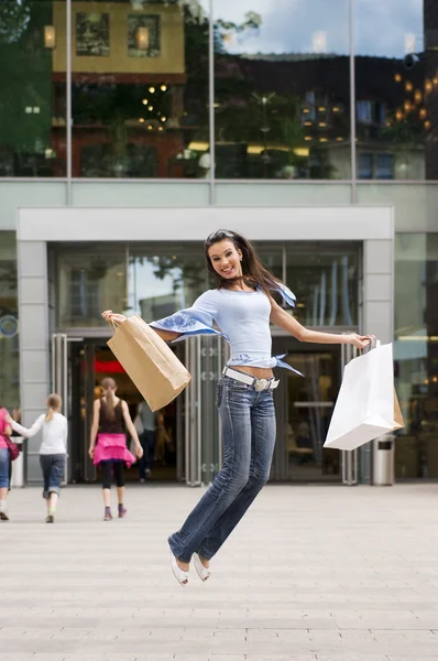 Mooie Brunette Springen Met Haar Shopping Tassen Een Harde Dag — Stockfoto