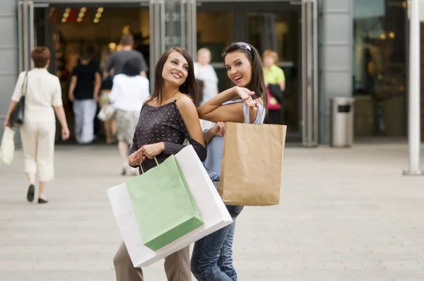 Zwei Mädchen Vor Dem Einkaufszentrum Mit Ihren Einkäufen Tüten — Stockfoto