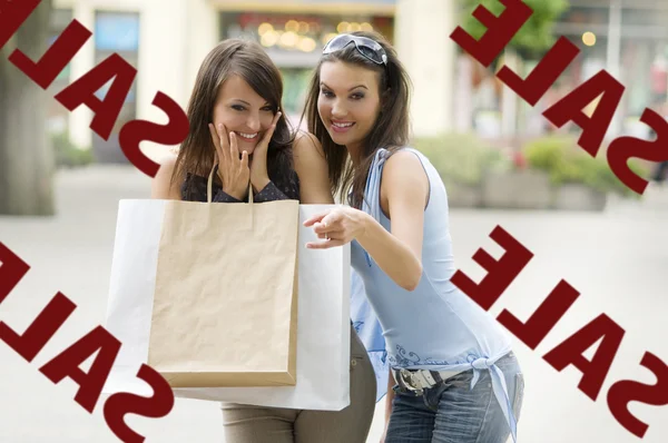 Twee Meisjes Zoek Naar Een Etalage Verkoop Met Veel Belangstelling — Stockfoto