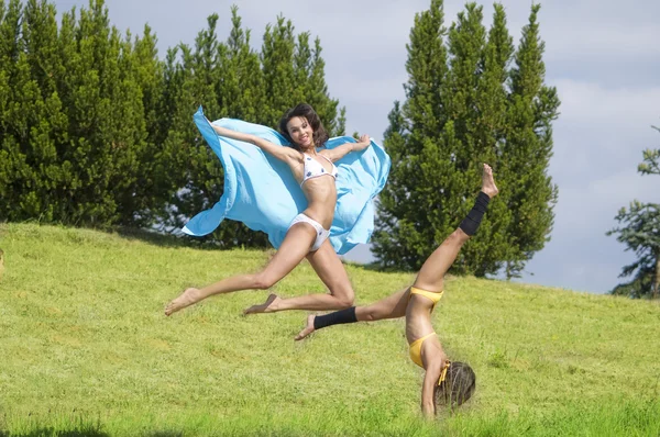 Две Девочки Прыгают Растягивают Свое Тело Поле — стоковое фото