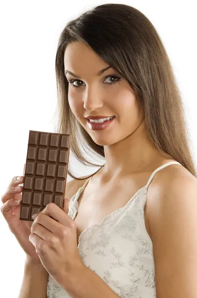 Brunette Robe Blanche Montrant Bloc Chocolat Souriant — Photo