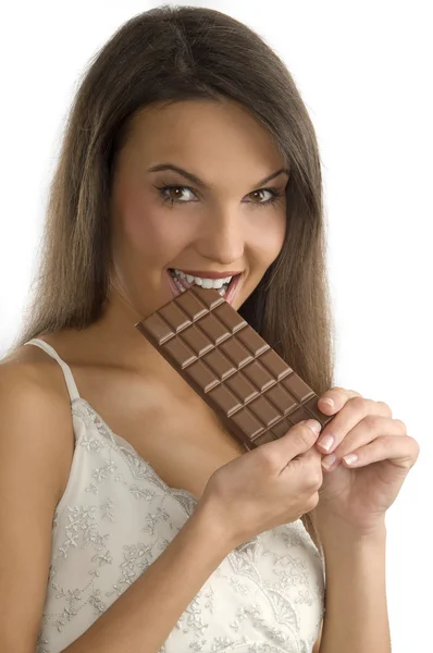 Bastante Joven Morena Mordiendo Bloque Chocolate Con Sus Dientes — Foto de Stock