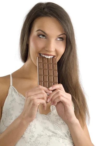 かわいい若い女の子 Bitilng の目で見上げると彼女の歯とチョコレートのブロック — ストック写真