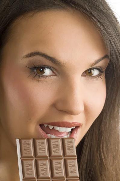 Morena Agradável Com Maquiagem Perfeita Comendo Bloco Chocolate Olhando Câmera — Fotografia de Stock