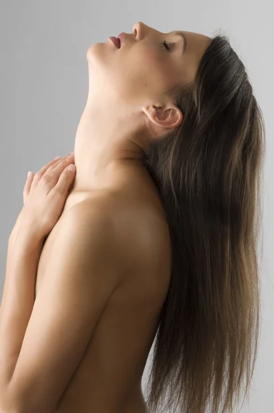Свободный Снимок Красивой Девушки Поднятой Головой Выпадающими Длинными Волосами — стоковое фото