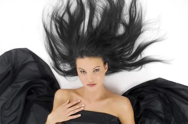 Αισθησιακό Και Χαριτωμένο Νεαρή Γυναίκα Ξαπλωμένη Μαύρα Μαλλιά Στο Πάτωμα — Φωτογραφία Αρχείου