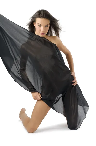 Pěkná Mladá Žena Pokrývající Její Tělo Černým Textilie Vítr Vlasech — Stock fotografie