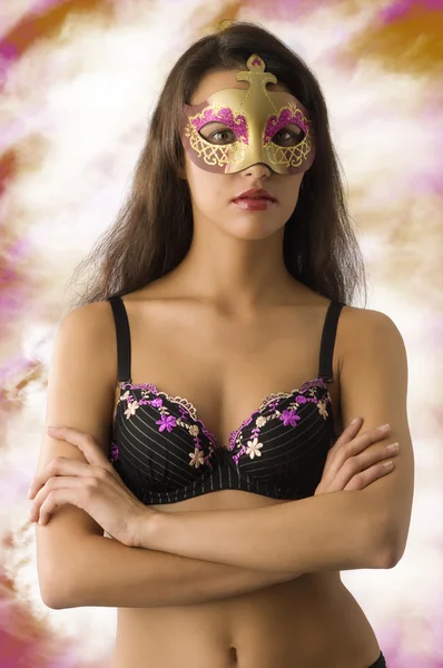 Morena Muito Bonito Mostrando Seu Sutiã Lingerie Com Uma Máscara — Fotografia de Stock