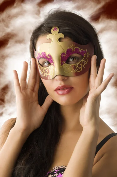 Roztomilá Brunetka Karnevalovou Zlatou Masku Detailní Záběr — Stock fotografie
