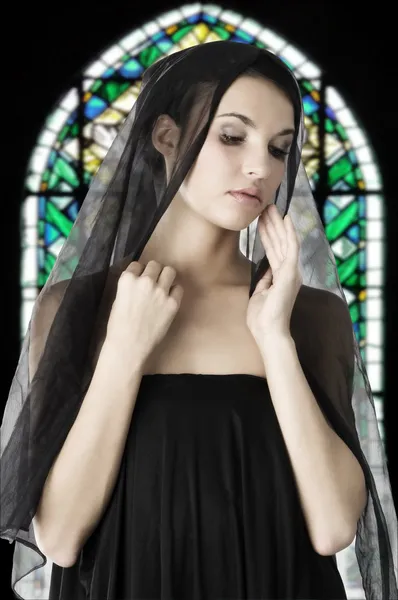Bela Mulher Com Véu Preto Cabeça Uma Igreja Como Uma — Fotografia de Stock