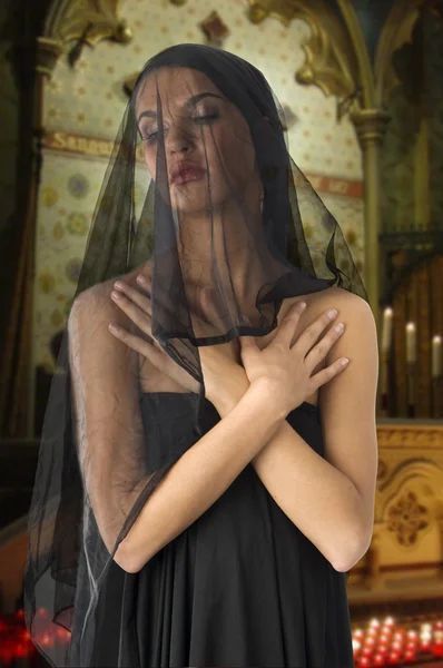 Viúva Muito Bonito Vestido Preto Véu Rosto Dentro Uma Igreja — Fotografia de Stock
