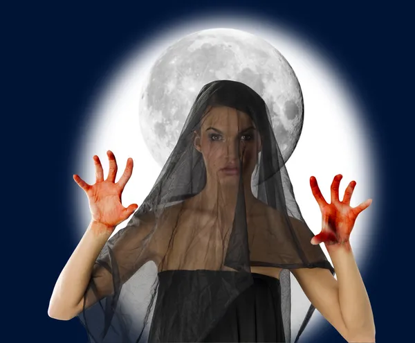 Γυναίκα Μαύρο Πέπλο Και Αιματηρή Χέρι Ένα Μεγάλο Φεγγάρι Στο — Φωτογραφία Αρχείου