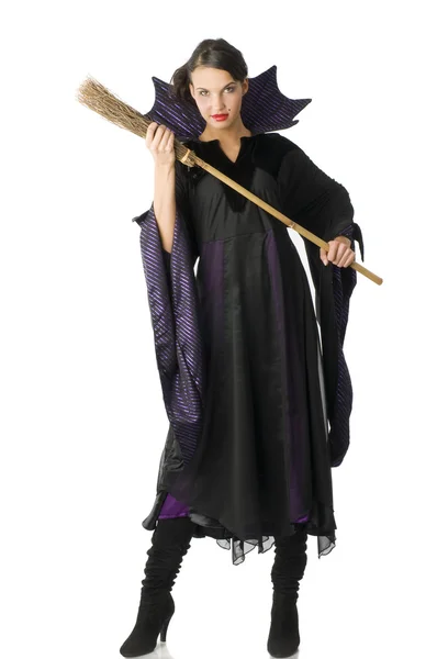 在一个小扫帚开始打的黑裙子女巫 — 图库照片
