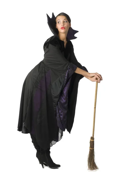 Schöne Hexe Schwarz Posiert Mit Einem Besen Als Spazierstock — Stockfoto