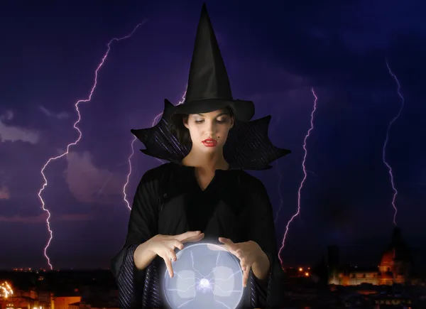 Witch Met Magische Kristallen Bol Bliksem Achtergrond — Stockfoto