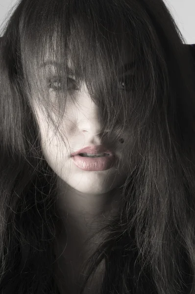可爱的黑发不饱和的肖像在她脸上的长头发 — 图库照片