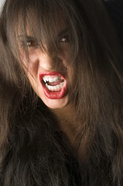 吸血鬼と赤い目のような歯とブルネットのクローズ アップ — ストック写真