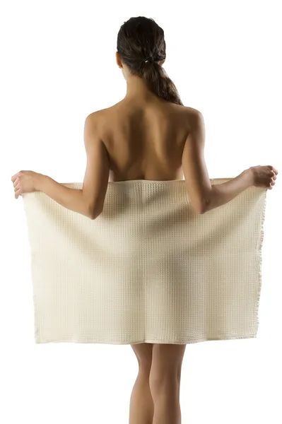 漂亮女人穿一条白色浴巾和显示她的裸肩美肖像 — 图库照片