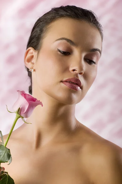Retrato Cerca Una Guapa Morena Con Una Rosa Rosada Mirando — Foto de Stock