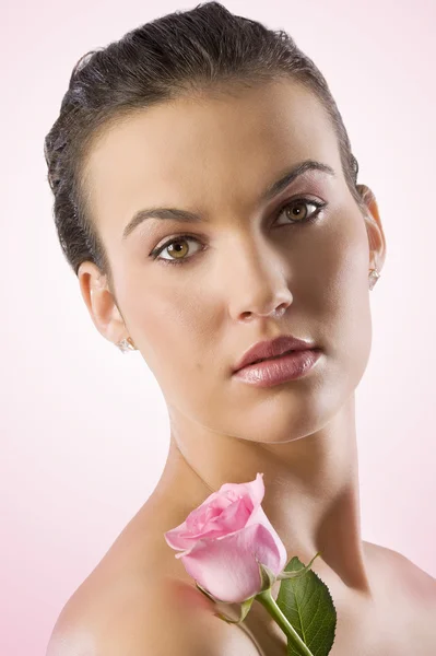 关门的粉红色玫瑰漂亮的黑发女人肖像 — 图库照片