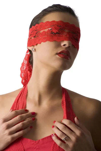 赤シャツと赤いレースのマスクでキュートでセクシーなブルネットの素敵な肖像画 — ストック写真
