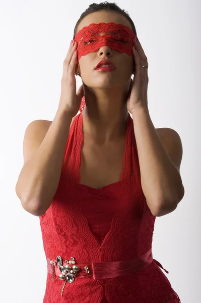 Morena Fofa Sexy Camisa Vermelha Uma Máscara Renda Vermelha Olhando — Fotografia de Stock