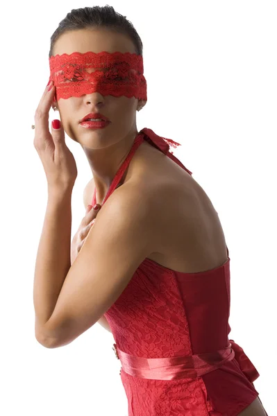 可爱和性感的黑发 在红色的衬衫和红色花边面具靠近脸的手 — 图库照片