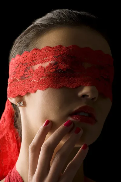 Portret Młoda Brunetka Czarnym Tle Czerwona Maska Koronki Bliska — Zdjęcie stockowe