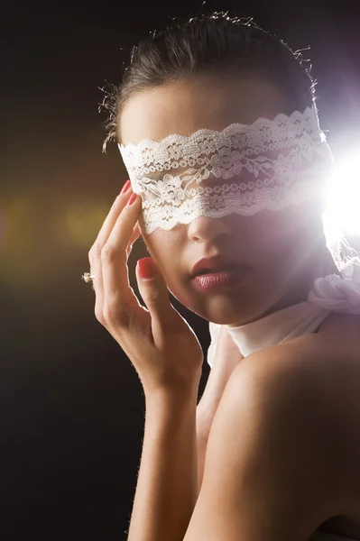 Linda Mujer Joven Con Pelo Oscuro Máscara Encaje Blanco Retrato — Foto de Stock
