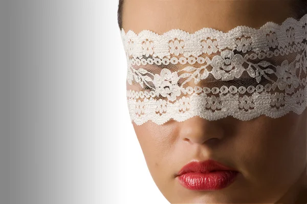 Sevimli Genç Bir Kadın Ile Kırmızı Dudaklar Beyaz Dantel Maskesi — Stok fotoğraf
