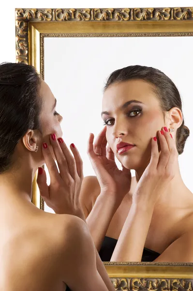 Retrato Beleza Jovem Mulher Olhando Câmera Espelho — Fotografia de Stock