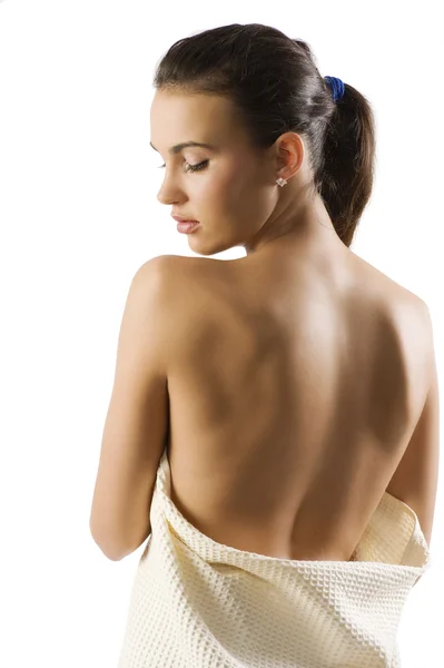 여자의 아름다움 초상화 수건을 그녀의 어깨를 보여주는 — 스톡 사진