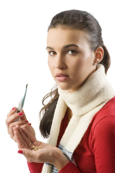 Ładny Brunetka Czerwony Sweter Biały Szal Termometrem Tabletki Szuka Chorych — Zdjęcie stockowe