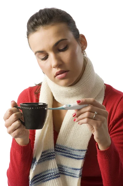 Жінка Чашкою Гарячого Напою Виглядає Хворим Перевіряючи Температуру Тіла — стокове фото